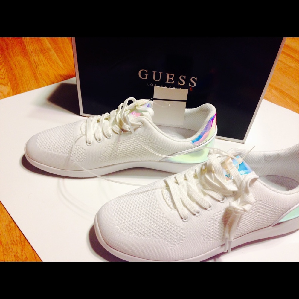 GUESS MEN'S CATCHINGS HOLOGRAPHIC LOW-TOP SNEAKERS
